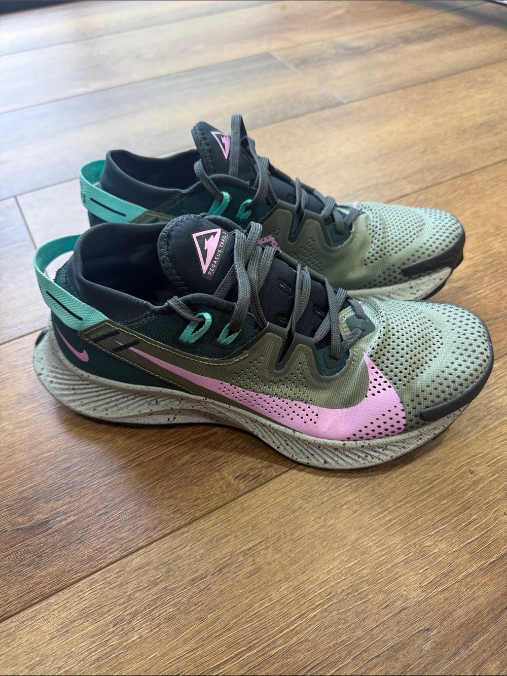 NIKE TRAIL PEGASUS Women’s Olive Green & Pink Running Sneakers. Size 10